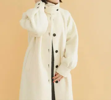 크림색 어반 리서치 오버 사이즈 롱 코트