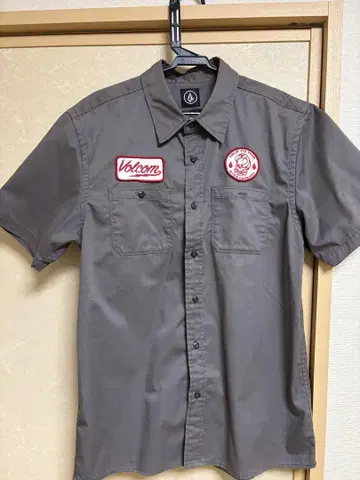 Volcom 자수 로고 반팔 셔츠 그레이