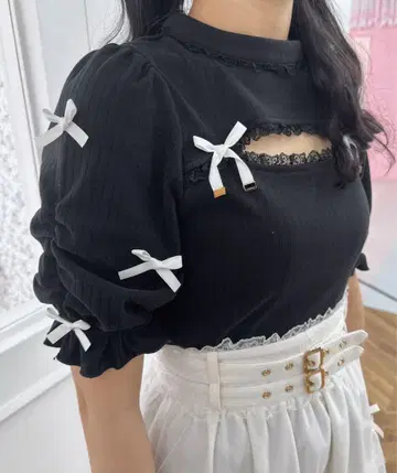 ROJITA 리본 포함 블랙 반팔 상의