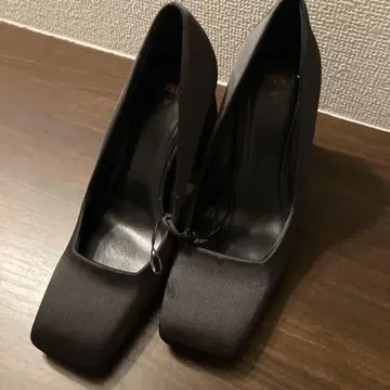 새상품 ZARA 블랙 새틴 하이힐 펌프스