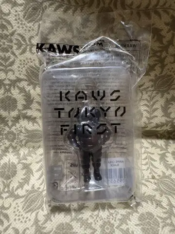 KAWS CHUM 블랙 피규어 한정판