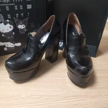 산리오 폼폼푸딩 블랙 펌프스