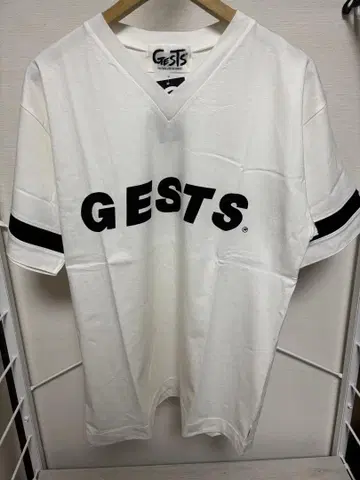 GESTS 화이트 V넥 T셔츠 택 포함 새상품