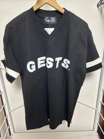 GESTS 블랙 V넥 티셔츠