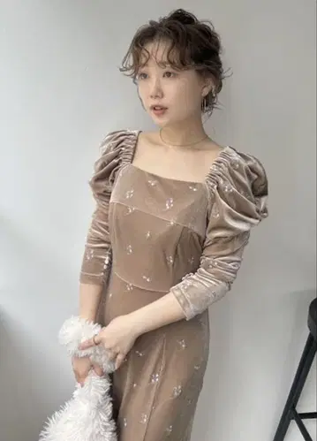 플라워 자수 스퀘어 넥 벨로아 원피스