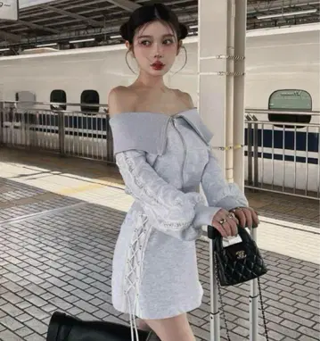 Darich 오프숄더 레이스 맨투맨 상의 레이스업 미니 스커트