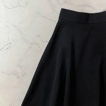 새상품급 LaTOTALITE 허리밴딩 고아드 무릎 기장 스커트 36
