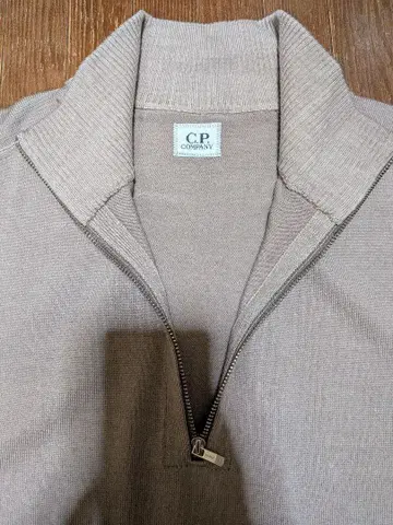 C.P. Company 라이트 베이지 집업 스웨터