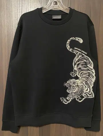 엠포리오 아르마니 맨투맨 타이거 자수