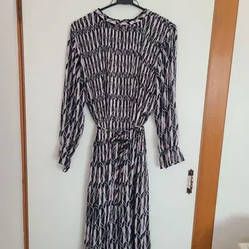 기하학 패턴 네이비 핑크 긴팔 원피스