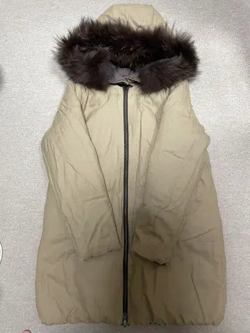 후드 부착 베이지 다운 자켓