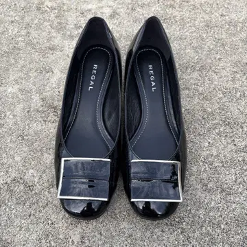 REGAL 블랙 에나멜 펌프스 상태 좋음