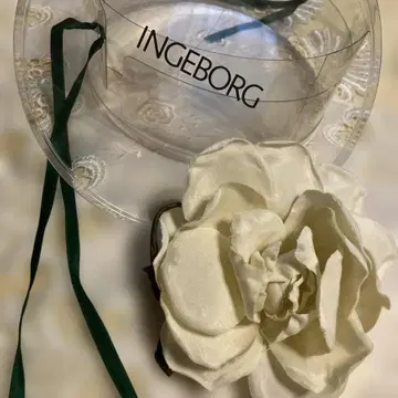 INGEBORG 화이트 플라워 브로치