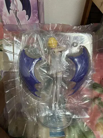 B형 깃털 달린 피규어