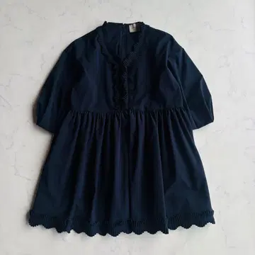 유나이티드 애로우즈 턱 프릴 V넥 하프 슬리브 블라우스 25SS