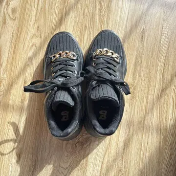 체인 달린 블랙 통굽 스니커즈