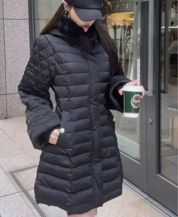 퍼 달린 블랙 다운 자켓