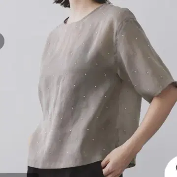 비즈 장식 그레이 반팔 상의