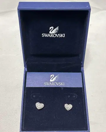 컨디션 최상 Swarovski 하트형 스터드 귀걸이
