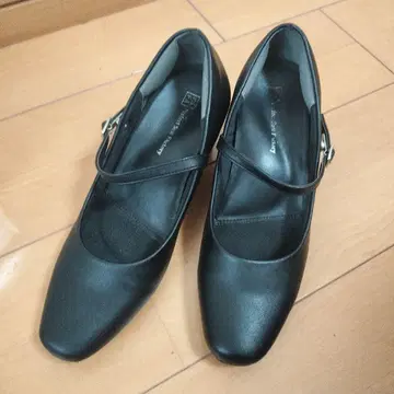 블랙 스트랩 펌프스 중간 힐