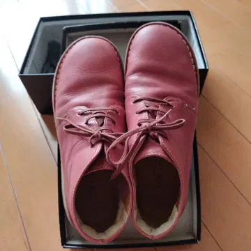 버클레이의 핑크 가죽 레이스업 슈즈