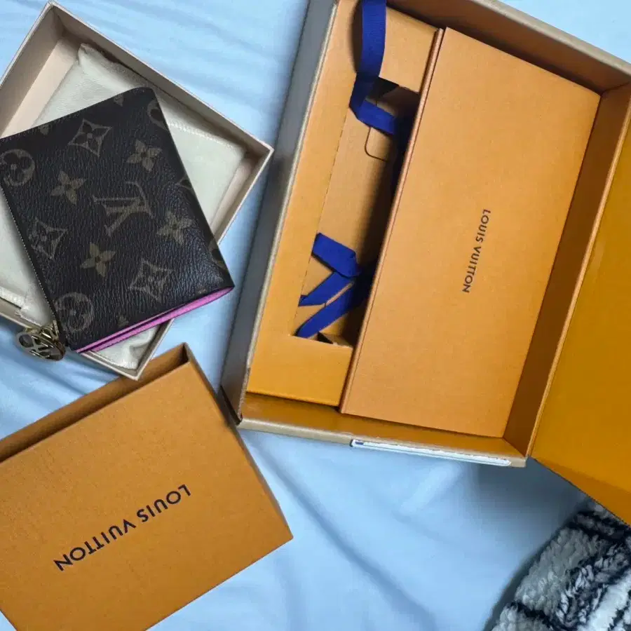 Louis Vuitton lisa wallet