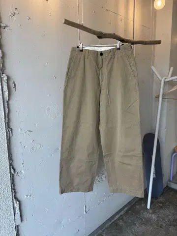 NO TUCK CHINO TROUSERS UNIVERSAL PRODUCT
