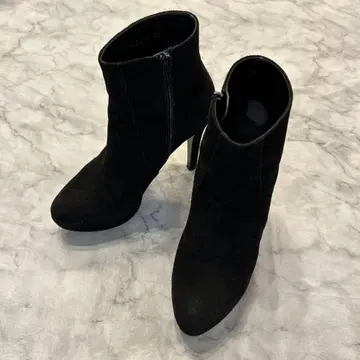 [새상품급] DIANA 스웨이드 숏부츠 23cm 블랙