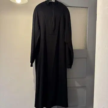 wee9s 블랙 하이넥 원피스