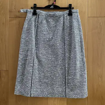 하나에모리 화이트와 블랙 체크 무늬 미디 스커트