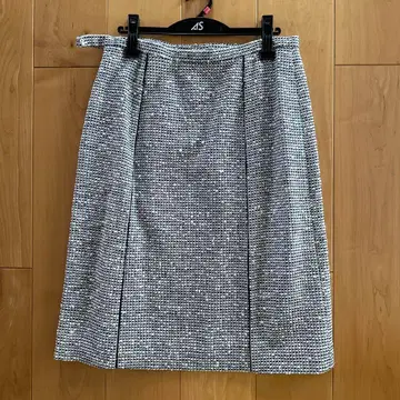 하나에모리 화이트와 블랙 체크 무늬 미디 스커트