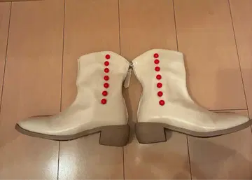 아이보리 부츠 빨간 버튼 24cm