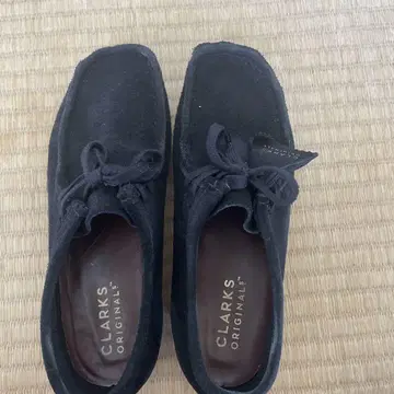 CLARKS ORIGINALS 블랙 스웨이드 신발