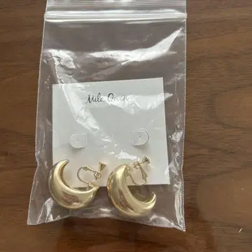 Mila Owen 골드 후프 귀걸이