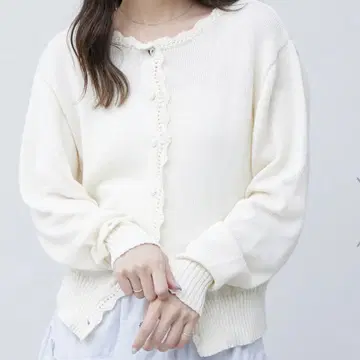 새상품급 [ umm. ] 하트 단추 열쇠 구멍 뜨기 가디건