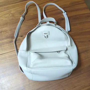 FURLA 미사용 화이트 가죽 라운드형 미니 백팩