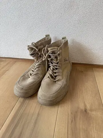 캐주얼 베이지 하이컷 스니커즈
