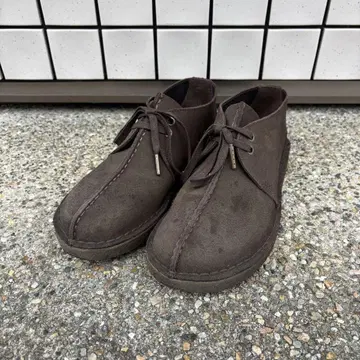 CLARKS ORIGINALS 다크 브라운 스웨이드 신발