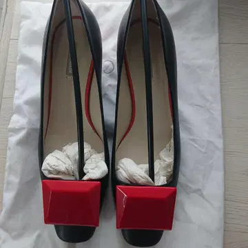 아르마니 블랙 레드 스퀘어토 펌프스 36