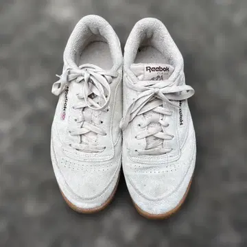 Reebok 화이트 스웨이드 스니커즈
