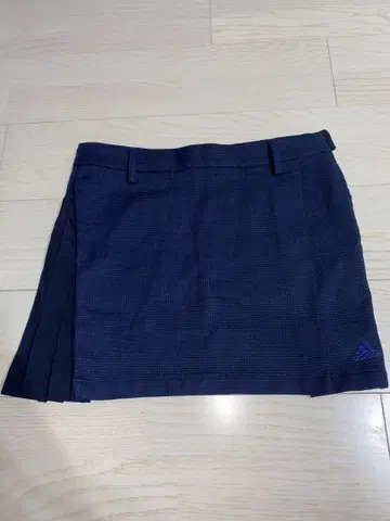 adidas 네이비 체크 무늬 플리츠 스커트