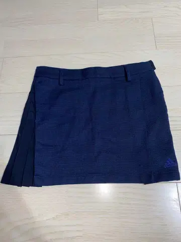 adidas 네이비 체크 무늬 플리츠 스커트