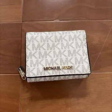 MICHAEL KORS 모노그램 3단 폴더형 지갑