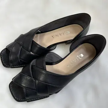 DIANA 블랙 오픈토 플랫슈즈