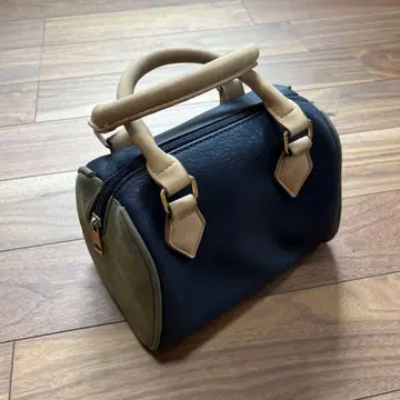 네이비와 올리브 핸드백