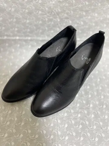 ING 블랙 가죽 사이드 고어 부티 23cm 중간 힐