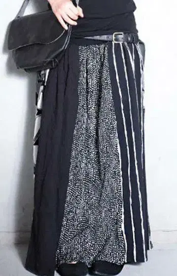 안티카 패턴 절개 롱 스커트
