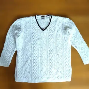 [ DKNY ] V넥 화이트 니트 스웨터