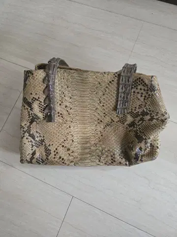 뱀피 토트백 베이지 계열