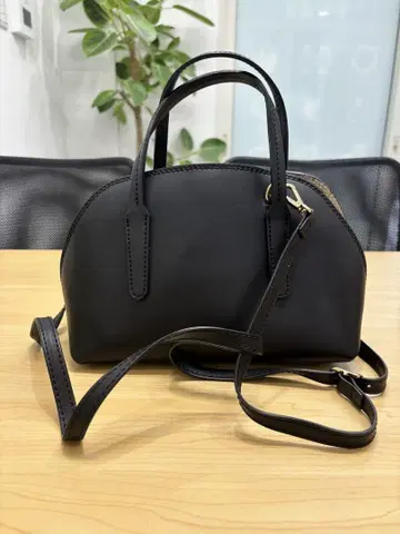 블랙 숄더백 골드 금장 장식 포함